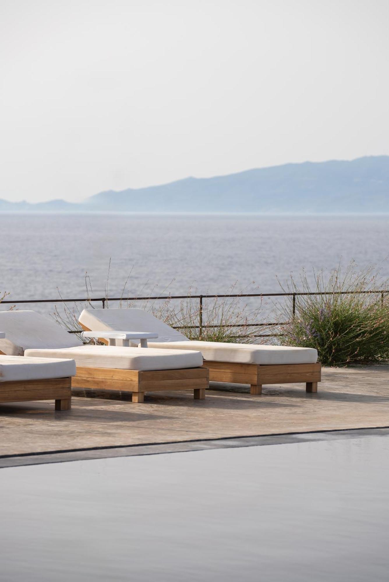Colombos Beachfront Foinikia  ภายนอก รูปภาพ