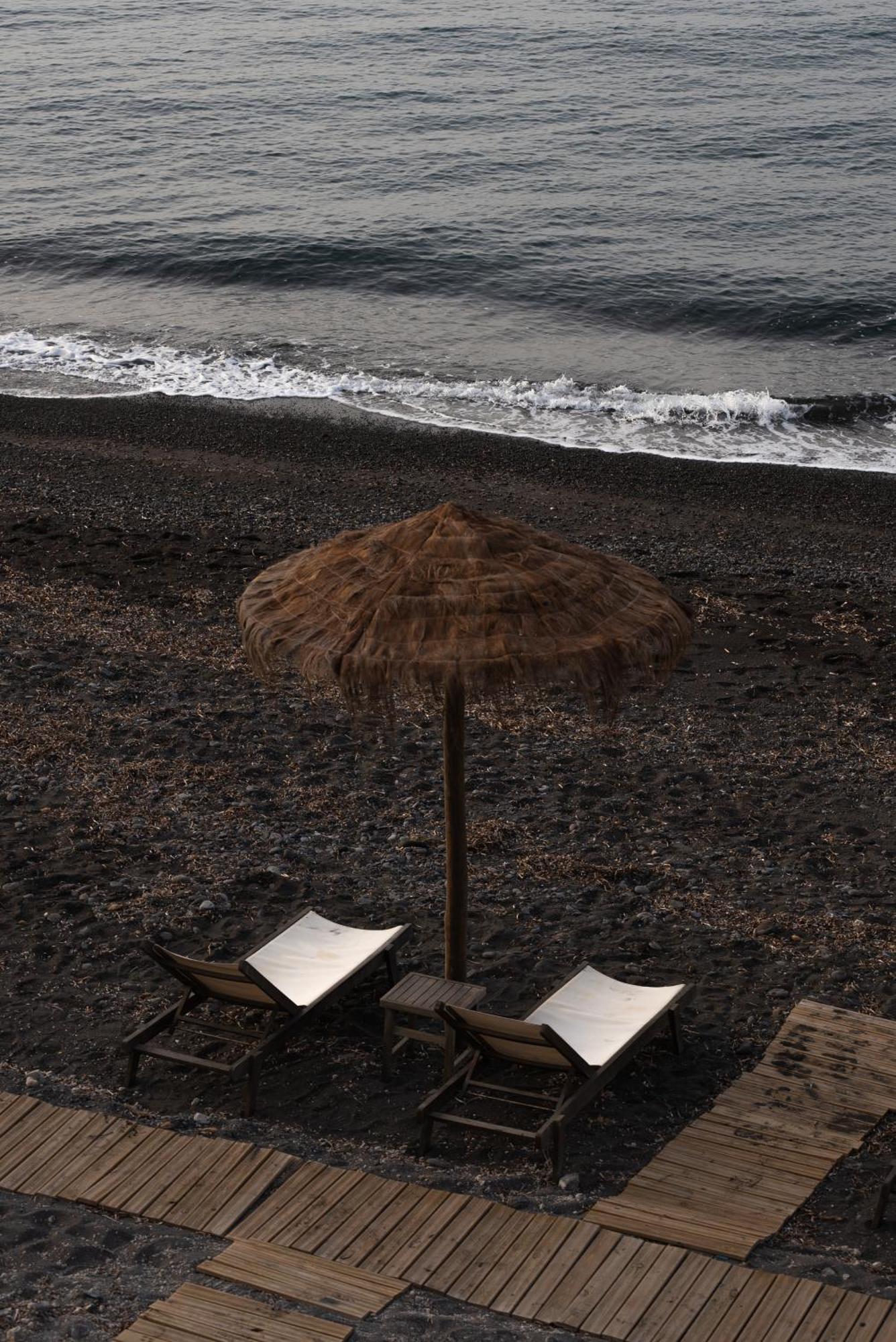 Colombos Beachfront Foinikia  ภายนอก รูปภาพ