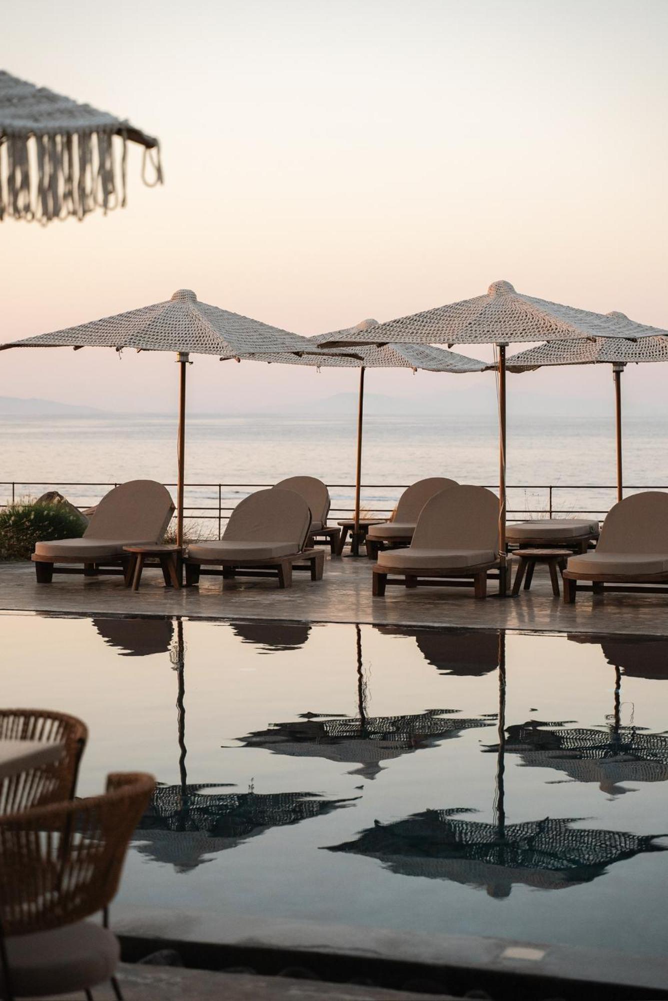 Colombos Beachfront Foinikia  ภายนอก รูปภาพ
