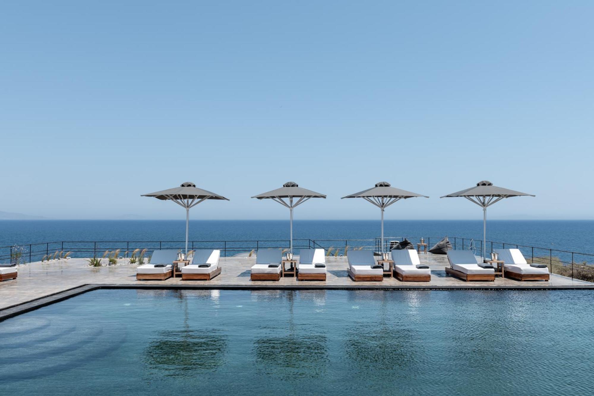 Colombos Beachfront Foinikia  ภายนอก รูปภาพ