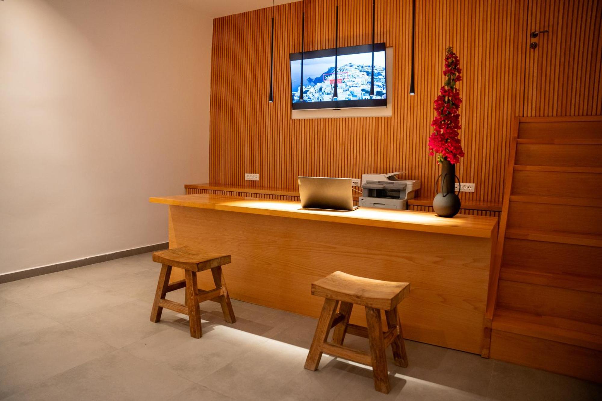 Colombos Beachfront Foinikia  ภายนอก รูปภาพ