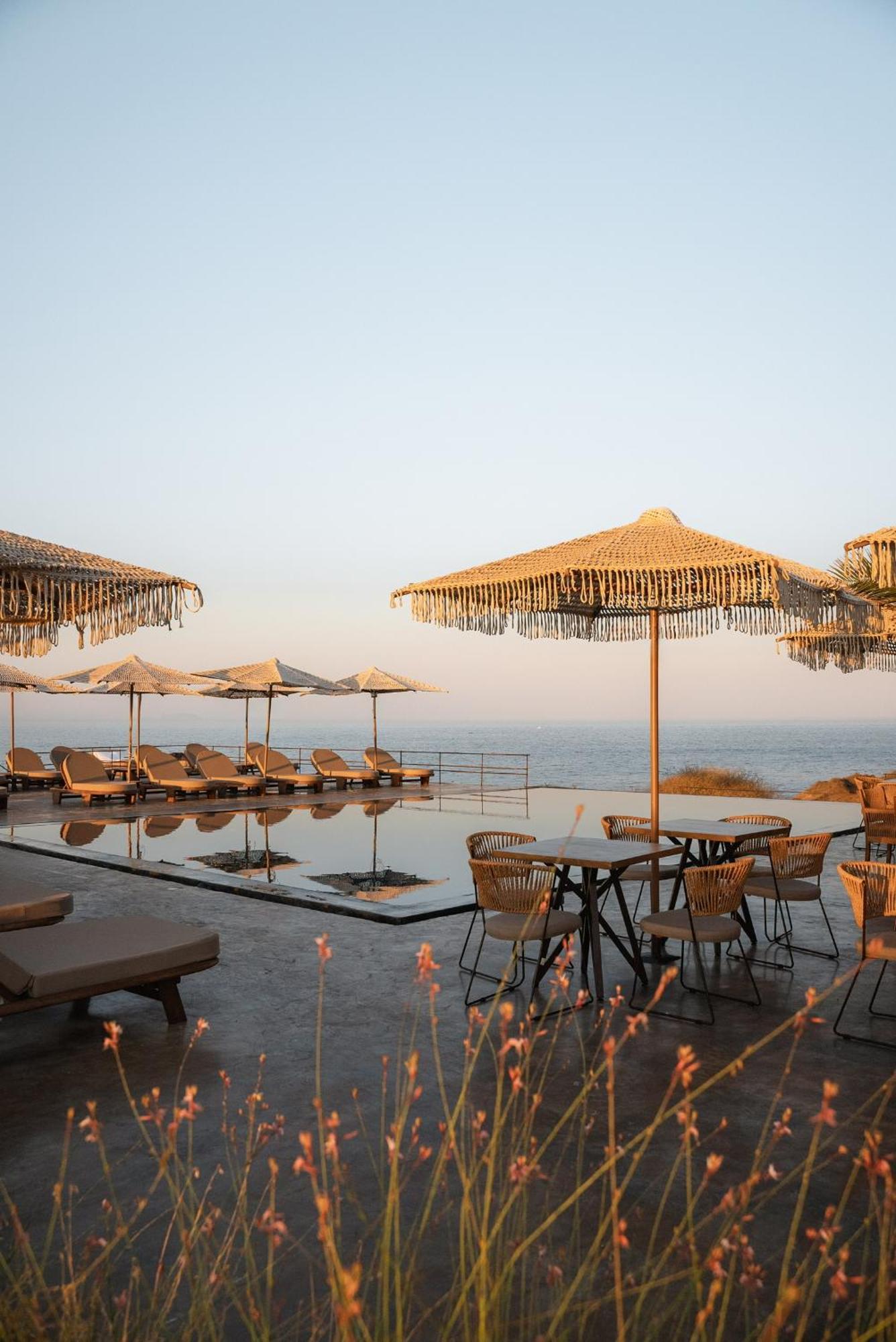 Colombos Beachfront Foinikia  ภายนอก รูปภาพ