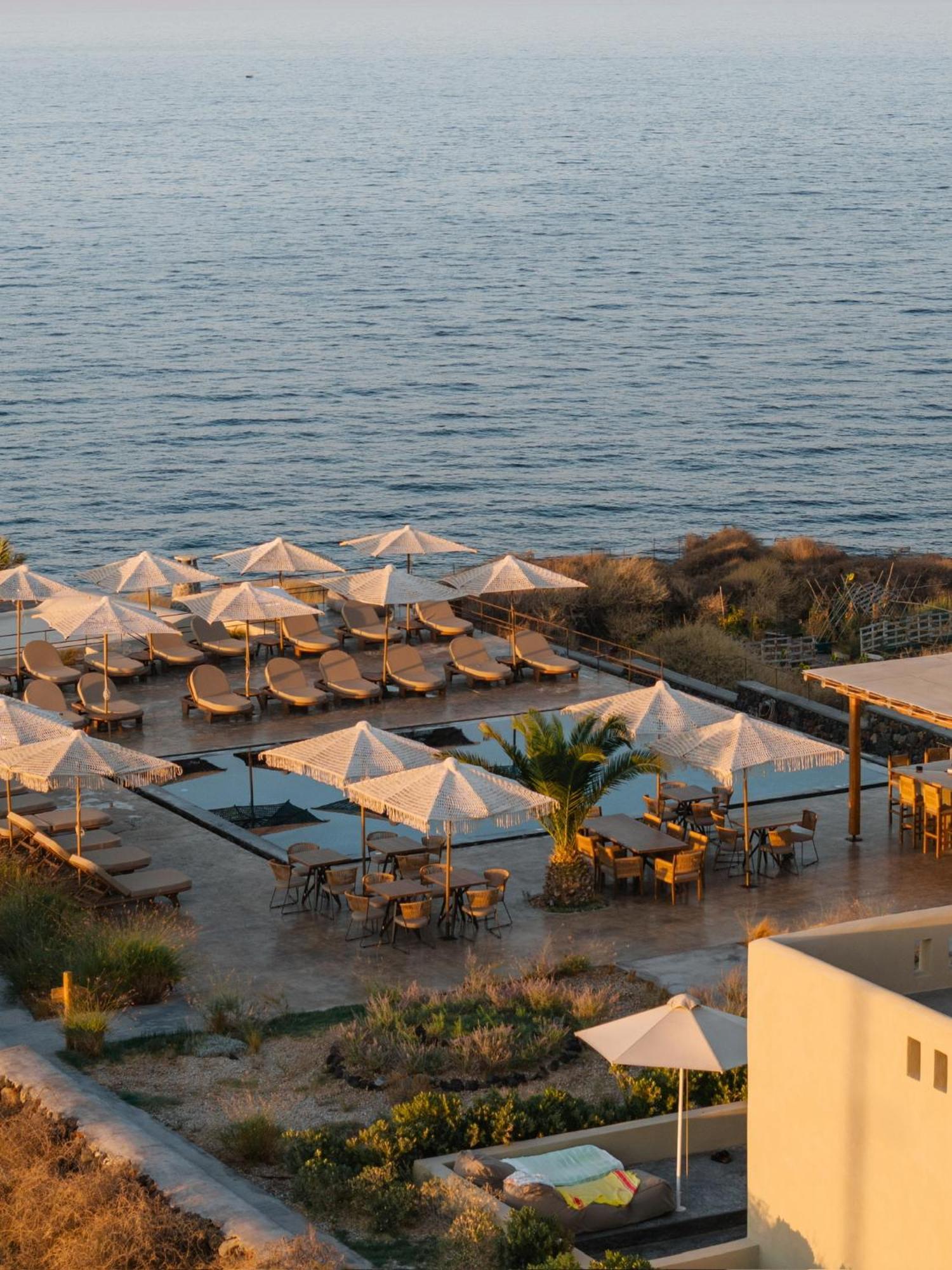 Colombos Beachfront Foinikia  ภายนอก รูปภาพ